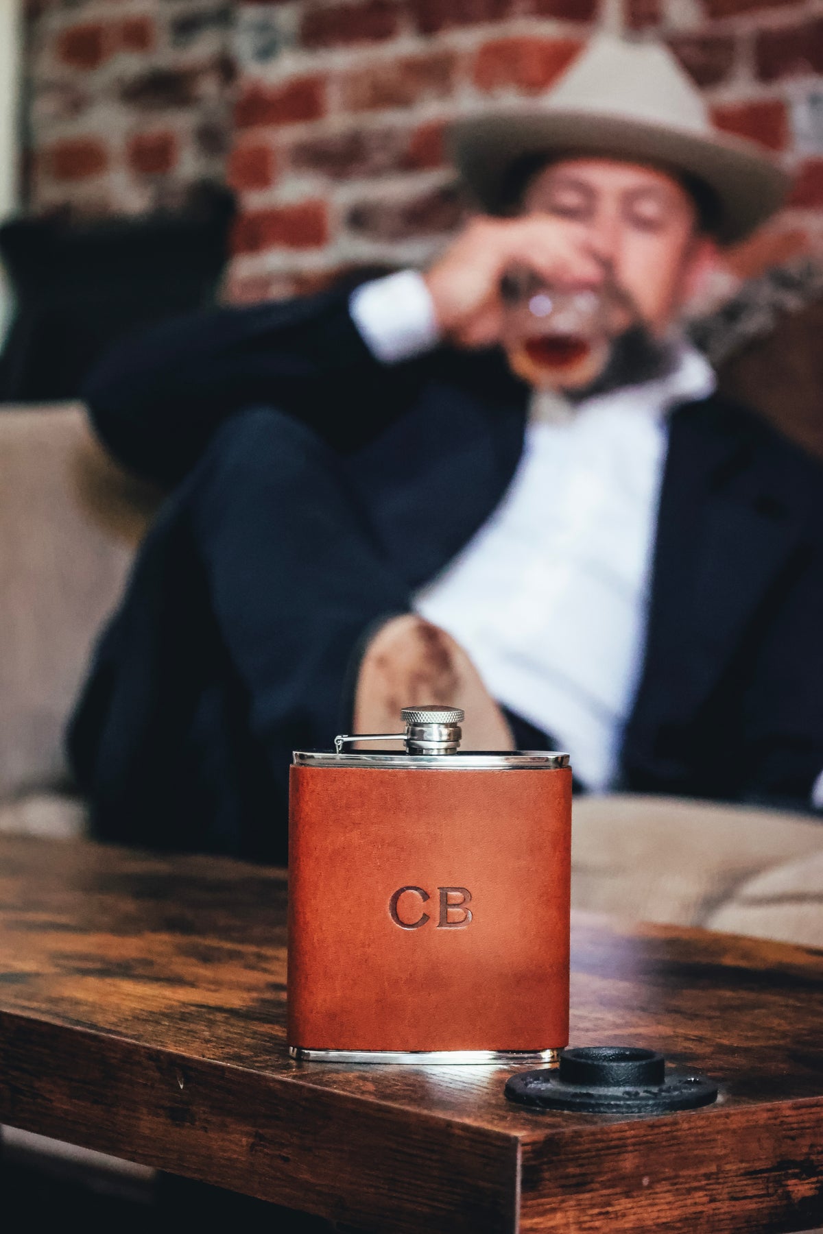 Full-grain American leather 6 oz capacity Handcrafted with care in our own factory Includes stainless steel flask funnel Dimensions: 5" L x 4.5" W #color_espresso