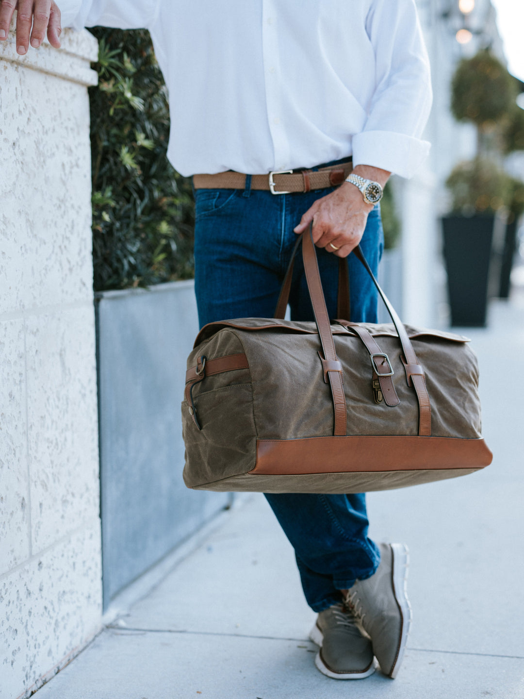 Olive The waxed canvas Flynn is ideal for leisure or business travel. At 20", it is designed to fit comfortably in overhead compartments. The Flynn waxed canvas duffel bag is handcrafted with water-resistant waxed canvas and includes a removable, adjustable leather shoulder strap.
