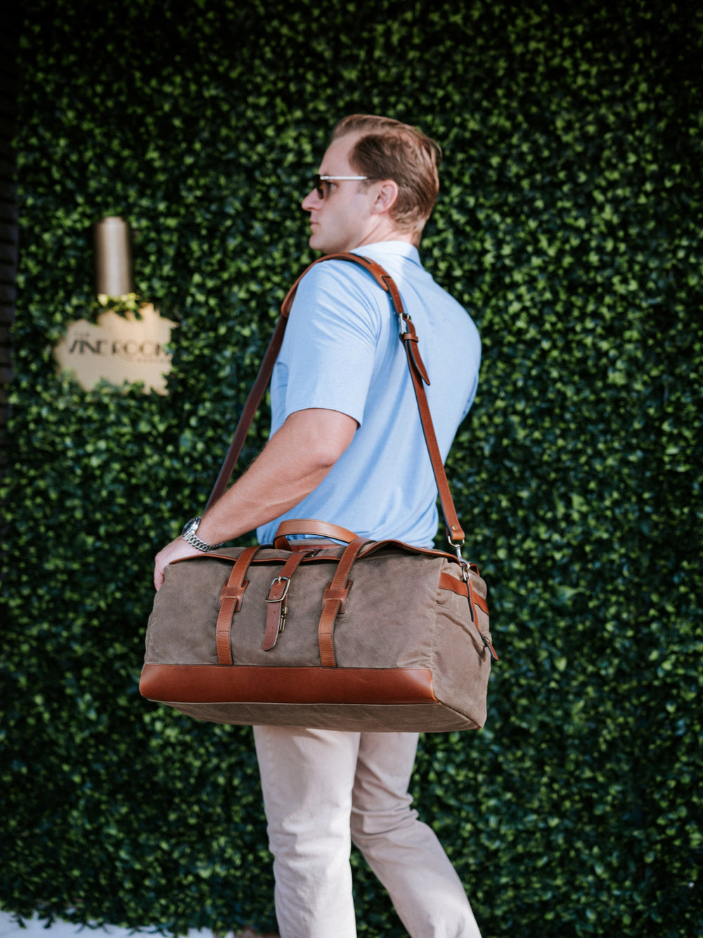 Olive The waxed canvas Flynn is ideal for leisure or business travel. At 20", it is designed to fit comfortably in overhead compartments. The Flynn waxed canvas duffel bag is handcrafted with water-resistant waxed canvas and includes a removable, adjustable leather shoulder strap.