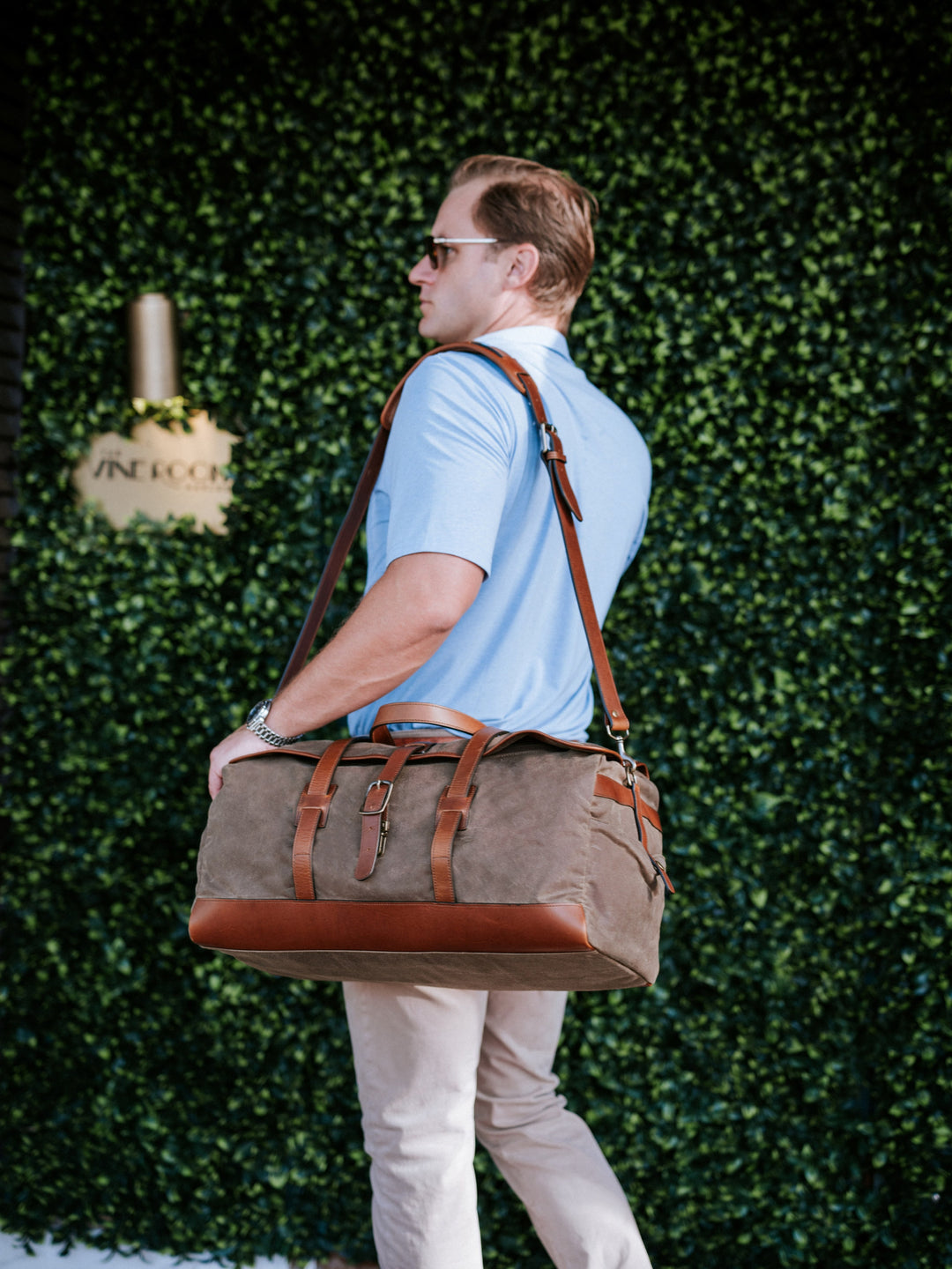 Olive The waxed canvas Flynn is ideal for leisure or business travel. At 20", it is designed to fit comfortably in overhead compartments. The Flynn waxed canvas duffel bag is handcrafted with water-resistant waxed canvas and includes a removable, adjustable leather shoulder strap.