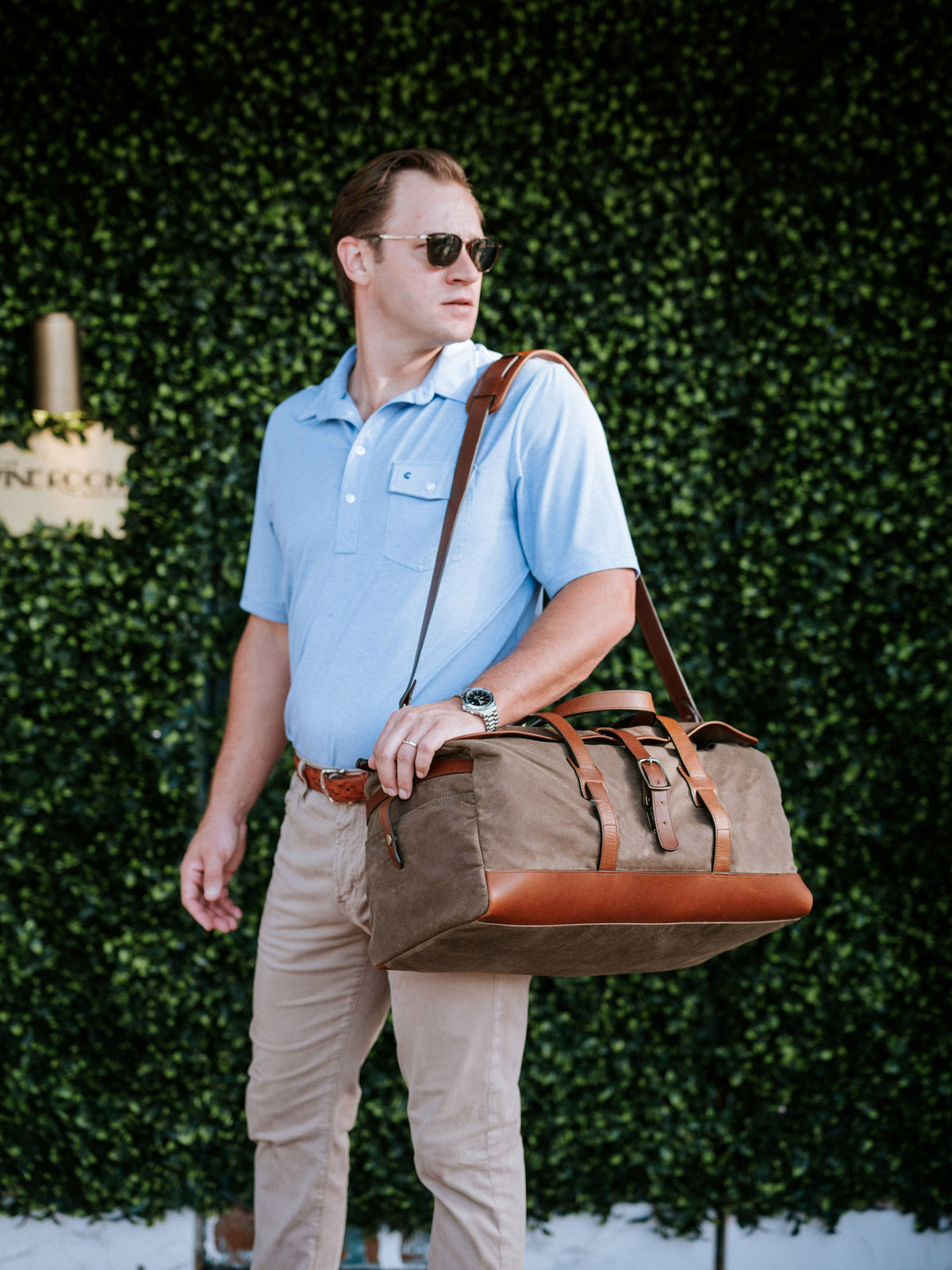 Olive The waxed canvas Flynn is ideal for leisure or business travel. At 20", it is designed to fit comfortably in overhead compartments. The Flynn waxed canvas duffel bag is handcrafted with water-resistant waxed canvas and includes a removable, adjustable leather shoulder strap.