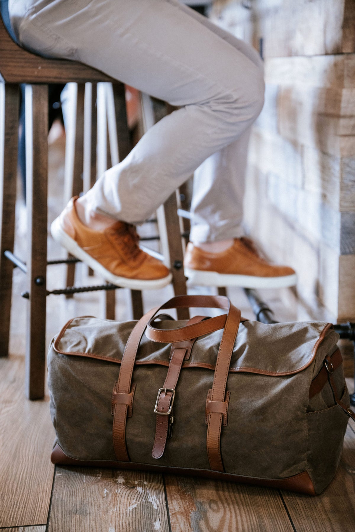 Olive The waxed canvas Flynn is ideal for leisure or business travel. At 20", it is designed to fit comfortably in overhead compartments. The Flynn waxed canvas duffel bag is handcrafted with water-resistant waxed canvas and includes a removable, adjustable leather shoulder strap.