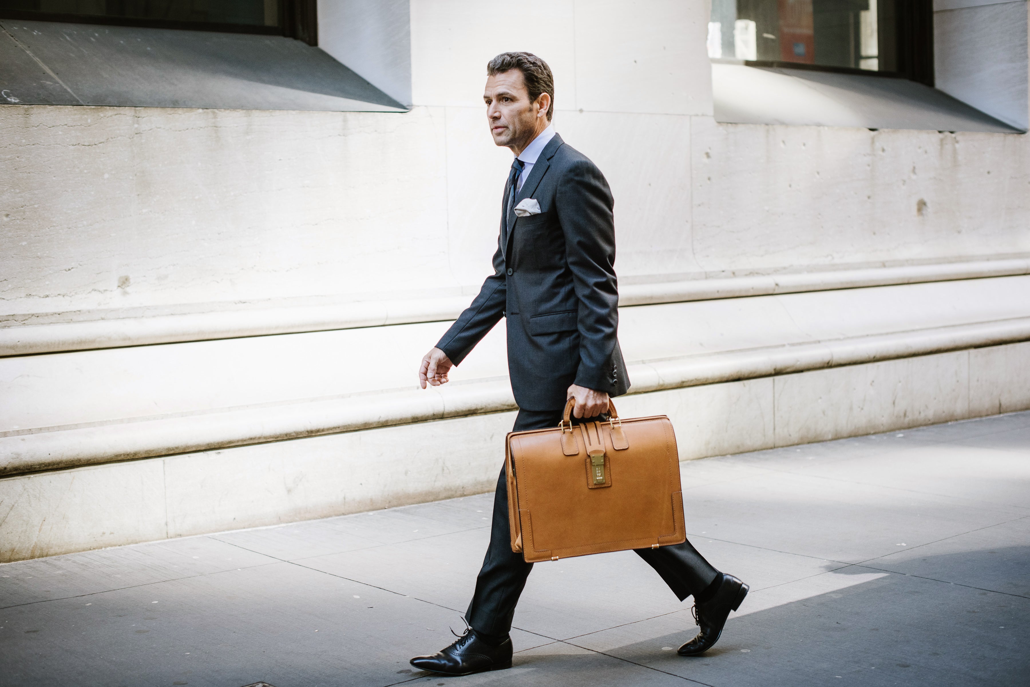 【Tada Leather】Churchill 本革メッセンジャーバッグ ノートPC Tada Leather】Churchill 本革メッセンジャーバッグ ノートPC