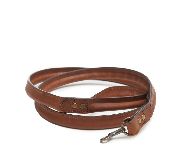 Espresso Leather dog leash Made from top-quality full-grain leather, the Hadley leather dog leash is a sophisticated choice for your furry friend. The Hadley leather dog leash features a solid brass swivel snap that clips to your dogs collar and is padded with 1/2" rope for comfort and strength.  Don't miss our Gordon leather dog collar, the perfect complement to our Hadley leather dog leash.