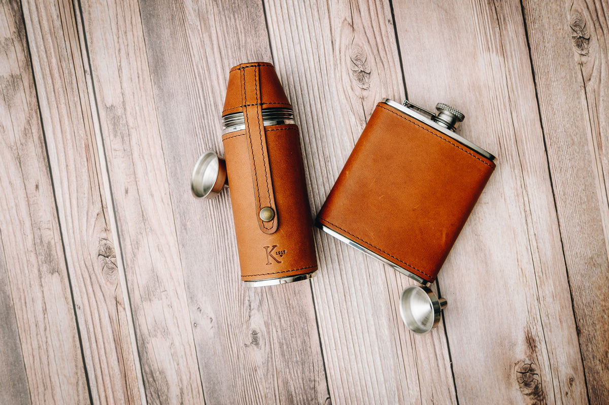 Full-grain American leather 6 oz capacity Handcrafted with care in our own factory  Includes stainless steel flask funnel Dimensions: 5" L x 4.5" W