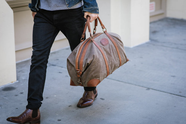 One of our best-selling weekender styles, the waxed canvas Twain is ideal for leisure or business travel. At 22", it is designed to fit comfortably in most airline overhead compartments. The Twain waxed canvas duffel bag is handcrafted with water-resistant waxed canvas and includes a removable, adjustable leather shoulder strap.